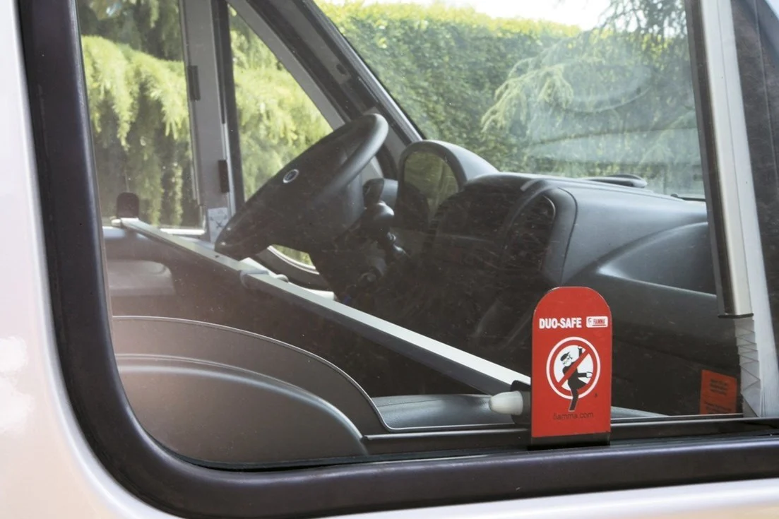 FIAMMA DUO SAFE PRO Robusta barra di sicurezza in alluminio anodizzato, per bloccare dall’interno le porte anteriori del camper - Image 2